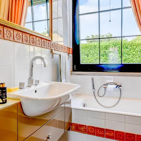 Artemisia Luxury, Pool & Jacuzzi, 300m From Garda Villa